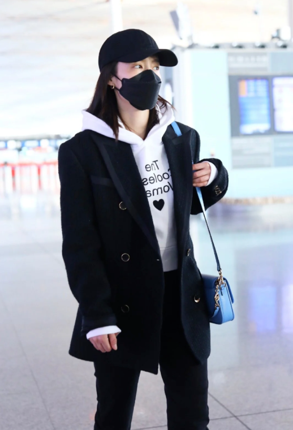 有种"保守"叫李沁,穿黑白套装配大口罩,哪像靠脸吃饭的女明星