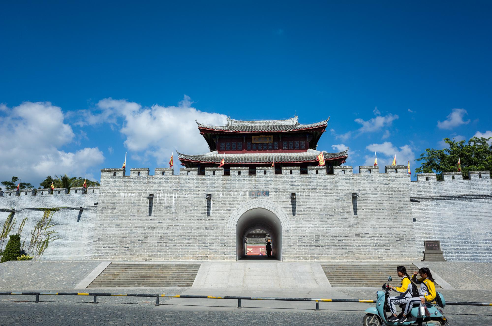 从三亚可以乘坐高铁或者公交车前往,公交车58路直达崖州古城门处,交通