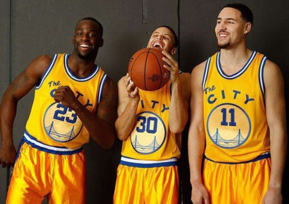 半场30分!库里投疯了:三分球10中7,差点崴脚也能进,怒吼庆祝休闲区蓝鸢梦想 - Www.slyday.coM 半场30分!库里投疯了:三分球10中7,差点崴脚也能进,怒吼庆祝休闲区蓝鸢梦想 - Www.slyday.coM