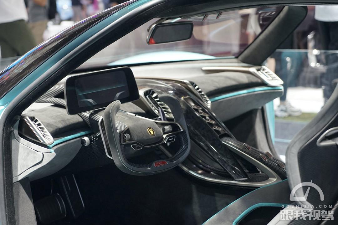 内饰部分,红旗s9采用了围合式座舱,大量使用了翻毛皮和碳纤维材质,还