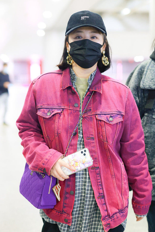 接着,我们看到马思纯戴了顶黑色的鸭舌帽,又戴着黑色的口罩,看起来的