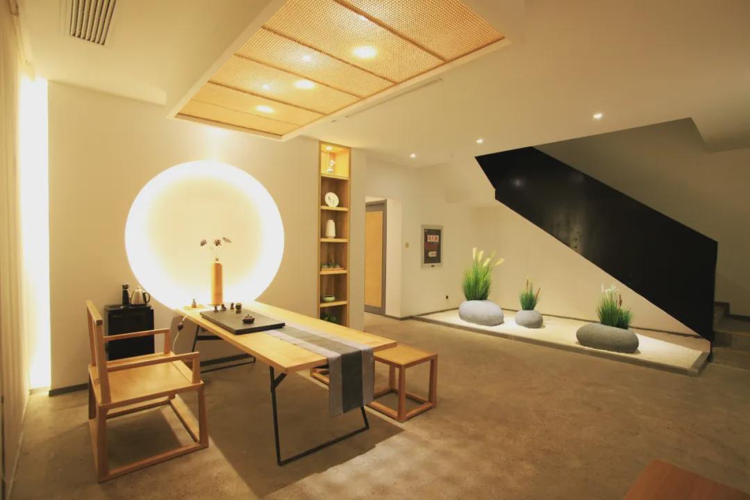 的帷幔让房间增添了一份山野间的浪漫坐在窗边与自然融为一体风吹竹动