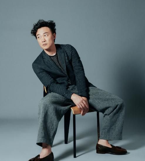 陈奕迅的卷发搭配真厉害显发量多又能藏发际线动作浮夸好抢眼