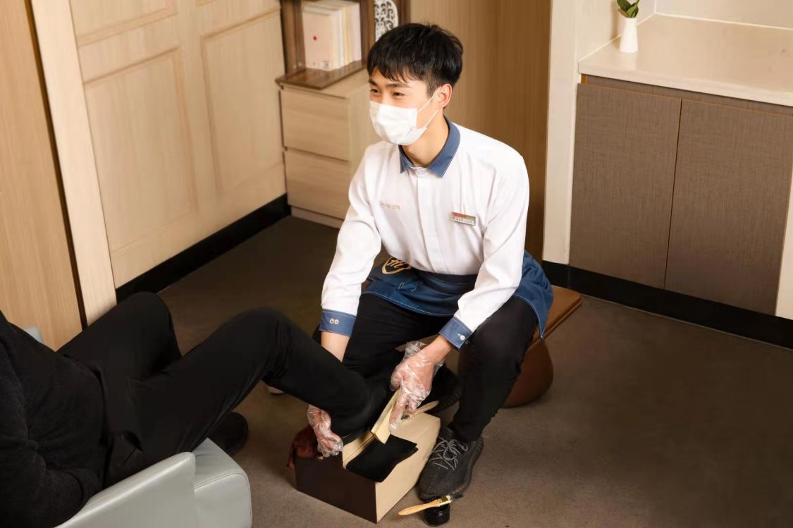 免费手部护理,免费擦鞋,生日祝福,变脸表演和特色捞派功夫面等海底捞