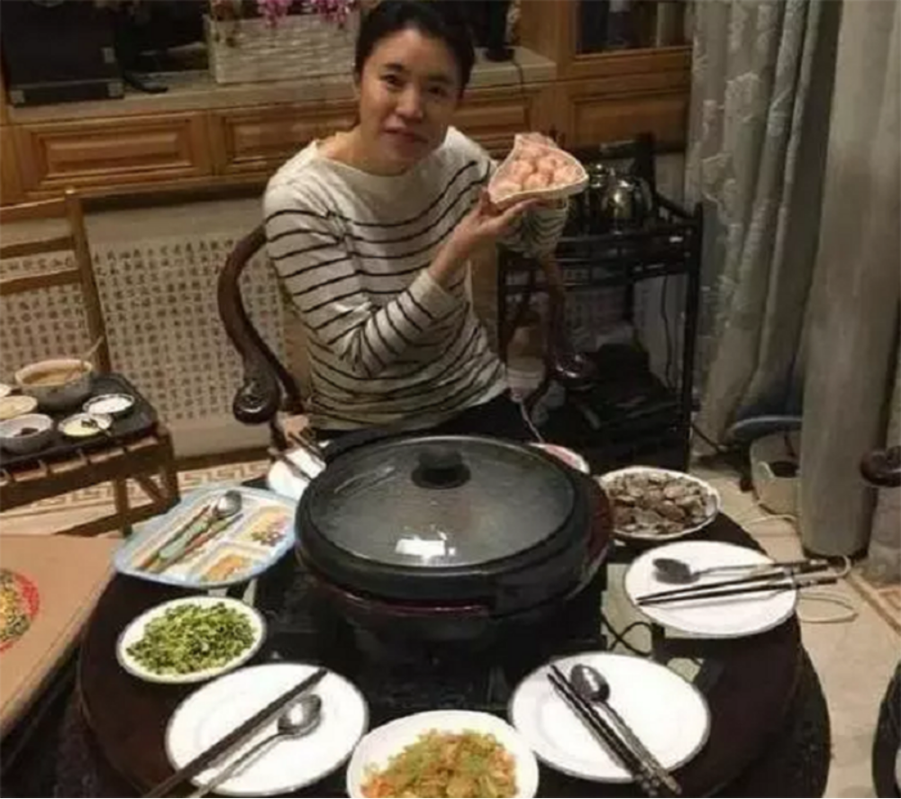 奥运冠军王楠的家,在庭院为狗狗搭建房屋