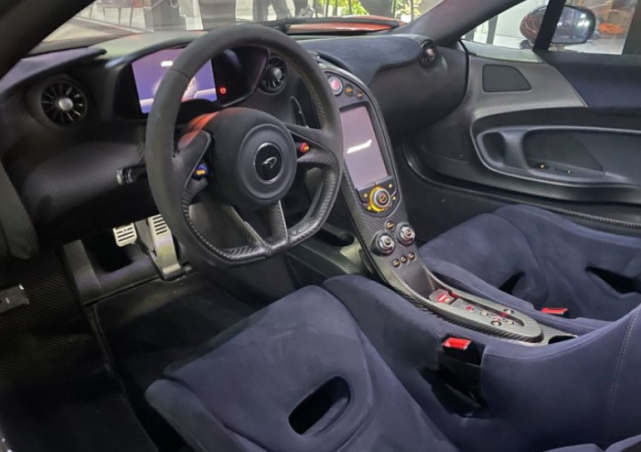 合肥街边现迈凯伦p1,车主说城区时速不敢超60,出远门有拖车