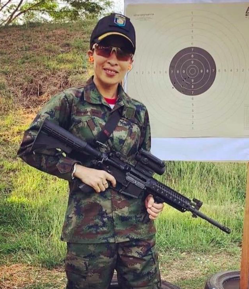 泰王嫡女手端98k超帅裹迷彩服有将军风范15岁提帮功王子气场弱