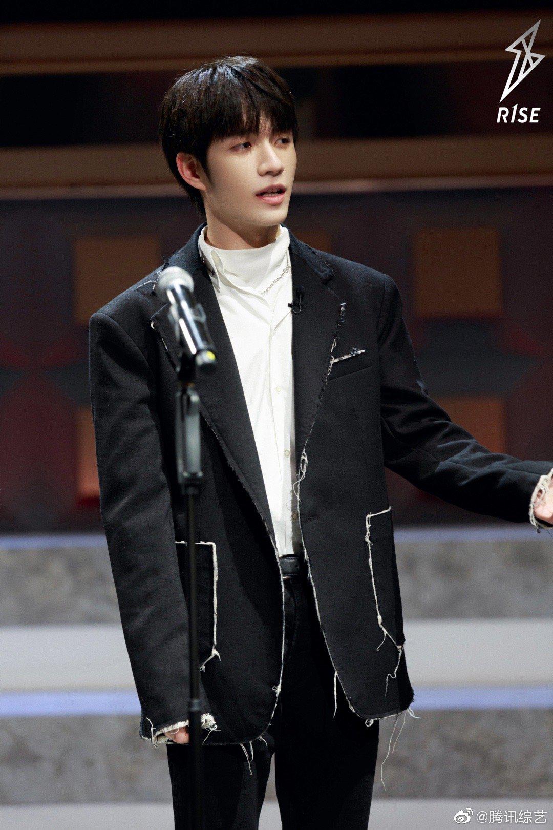 西南梗王r1se张颜齐上线啦少年自备吐槽弹幕