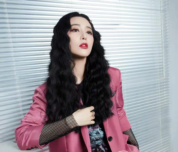 39岁范冰冰扮嫩无压力新代言烫羊毛卷戴发卡竟不土身材超性感