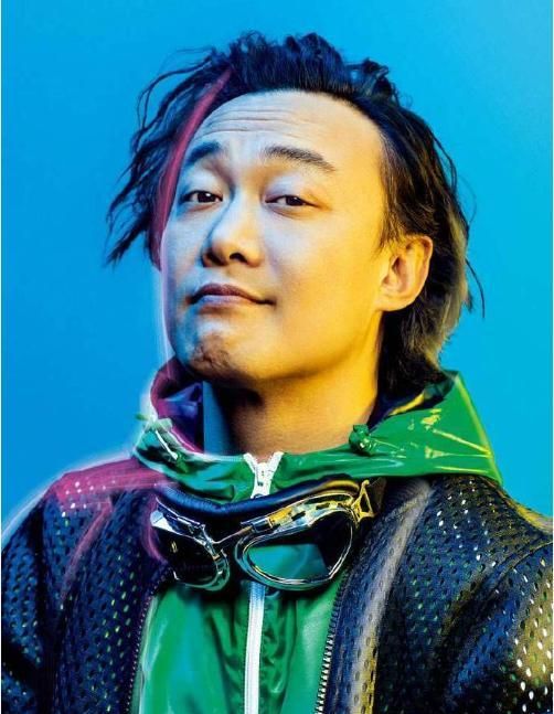 陈奕迅的卷发搭配真厉害显发量多又能藏发际线动作浮夸好抢眼