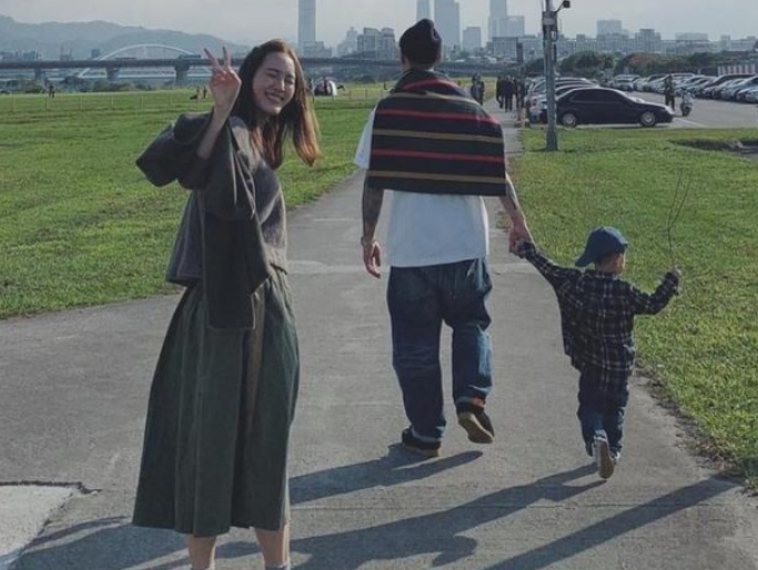 余文乐晒一家三口合照,陪儿子坐旋转木马,与妻子嘟嘴卖萌秀恩爱