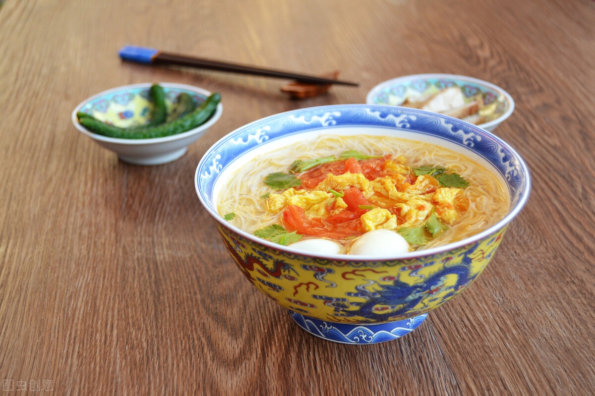 2,白面条鸡蛋挂面安徽合肥冬至有吃面的风俗,更是有"吃了冬至面,一天