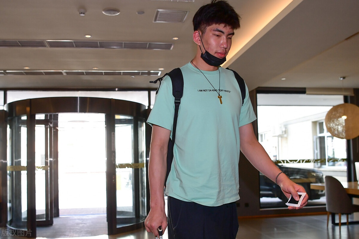 杜锋慌了!中国男篮5天伤6人,曾凡博 余嘉豪有望注册cba