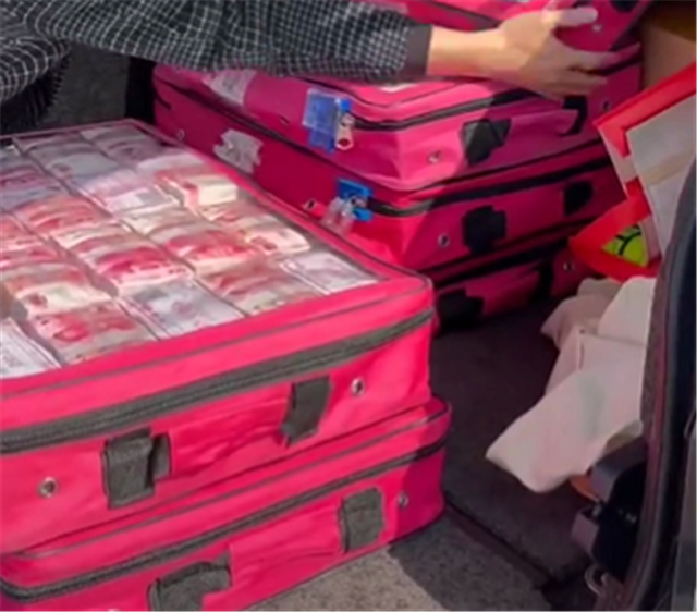 老总亲自开百万路虎揽胜去提工程款,一包包全是现钱,画面感十足