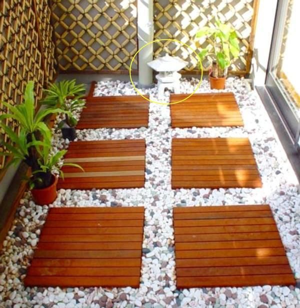 日本人家不封阳台,围一圈镂空木窗格,打造景观台一步一景好惬意