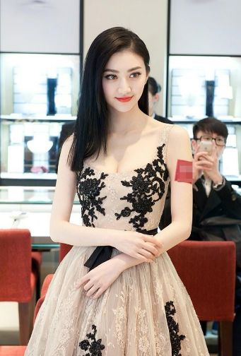 景甜牛奶肌太晃眼身材愈发完美网友张继科后悔不