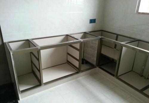 除了橱柜安装的时候可以加铝合金方管,家里其他柜子也可以这样做,特别