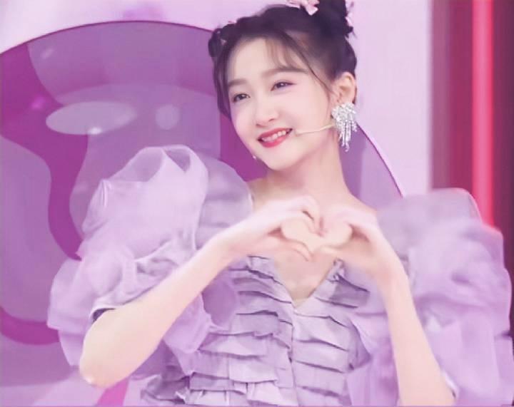 关晓彤紫色搭配白色瞬间找回学生感95后穿搭太有范了