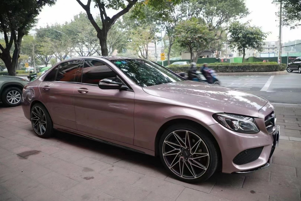 奔驰c级改色冰莓粉 时尚情怀最适合它