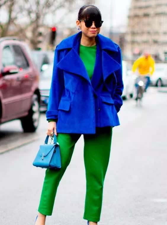 什么撞色可以让人眼前一亮,是因为对比强烈颜色上的辨识度高～再选择