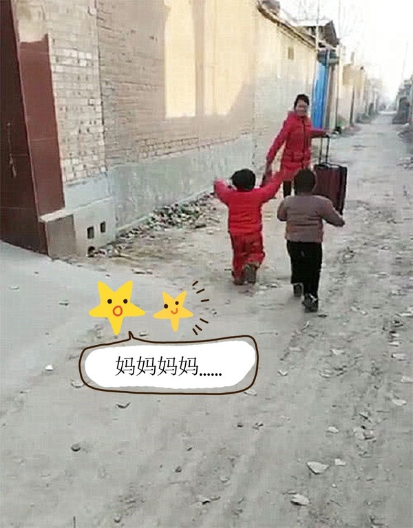 两孩子见到妈妈回家过年高兴坏了下意识的举动把网友感动哭了