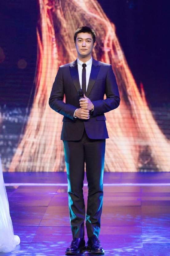 182cm杜江越来越会穿,棉服造型很显气场,休闲与正装反差大