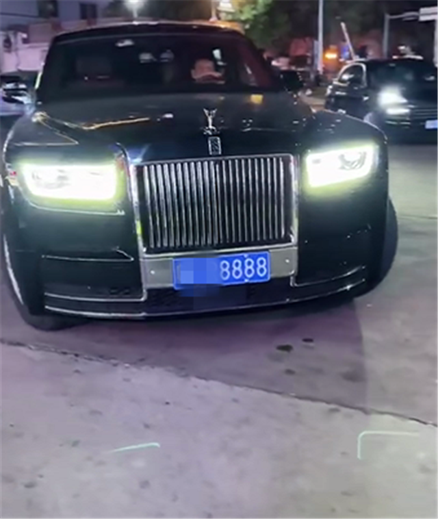 1100万劳斯莱斯幻影现酒吧门口车牌8888四连号牌比车拉风