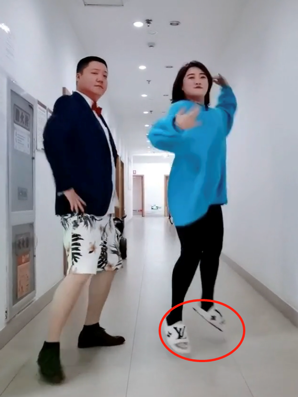 《乡爱》王云与异性秀热舞,一双棉拖鞋近万元,住双层大豪宅