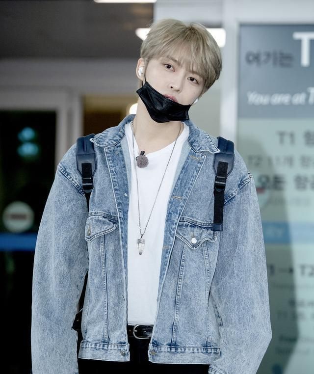 金在中亮相机场牛仔外套搭圆领t恤说他是在读高中生都不为过