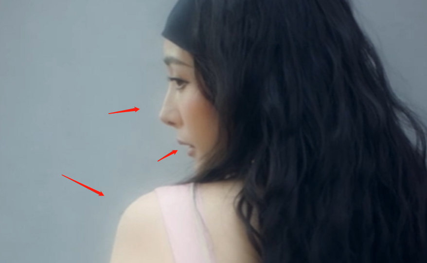 杨幂新封面大翻车!首登男刊背影虎背熊腰,侧面缺点全暴露