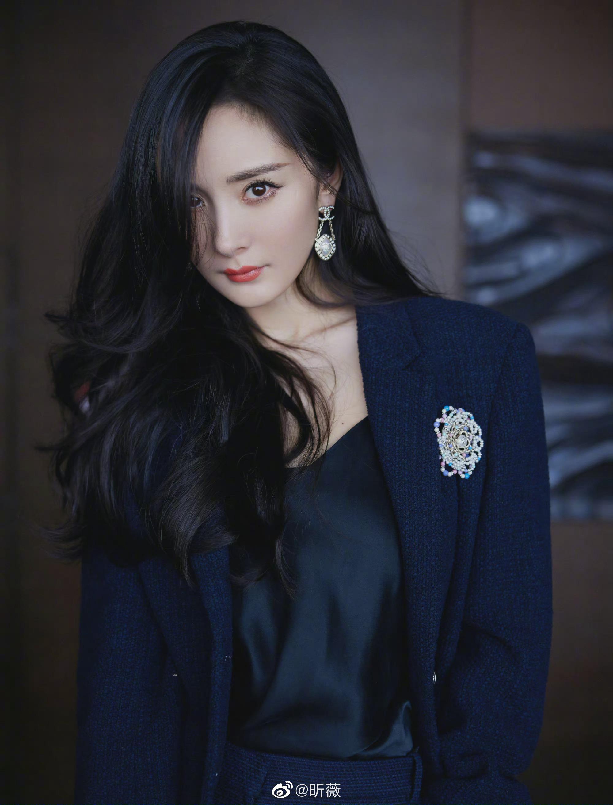 今天是霸道女总裁@杨幂 676767一身深蓝西装又a又飒……|杨幂