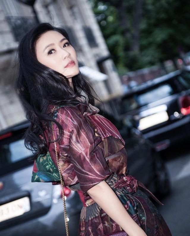 田海蓉印花风衣配长卷发,优雅端庄,贵妇范十足