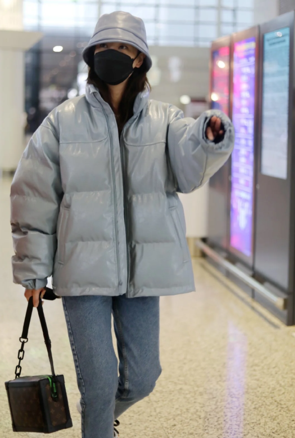 郑希怡现身机场穿蓝色羽绒服率性大方同色渔夫帽超减龄