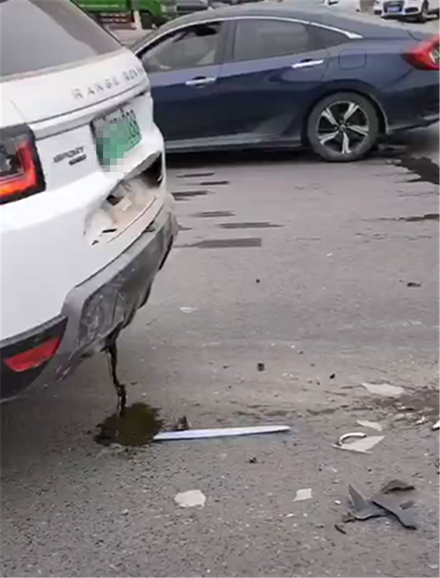 又有车追尾路虎看到两车车损那一刻才知印度车的质量