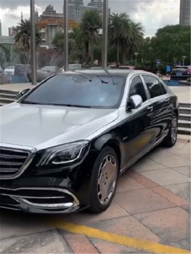 "双拼色"迈巴赫s级,车价7位数,挂8888车牌,上街还常被人拍