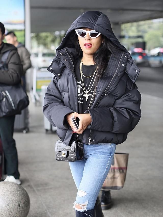 吉克隽逸羽绒服配破洞牛仔裤走机场个性又张扬墨镜实力抢镜