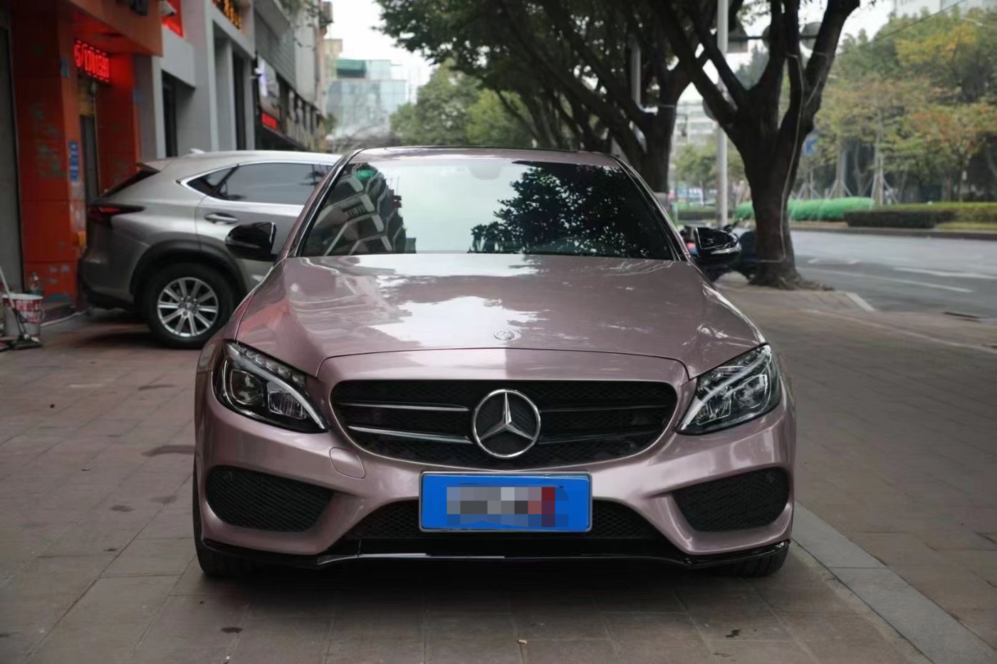 奔驰c级改色冰莓粉 时尚情怀最适合它