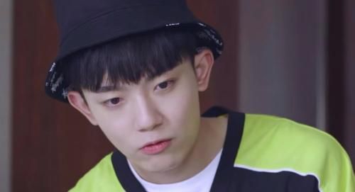 李明德在《我的时代,你的时代》中饰演的是令山,97.