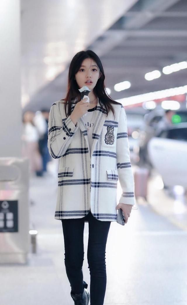 林允示范冬日穿搭,白色羽绒服搭配条纹针织衫,保暖又不失灵气