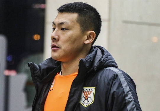 王大雷发了3个问号,"?"他的队友王彤也发文:"嗯?