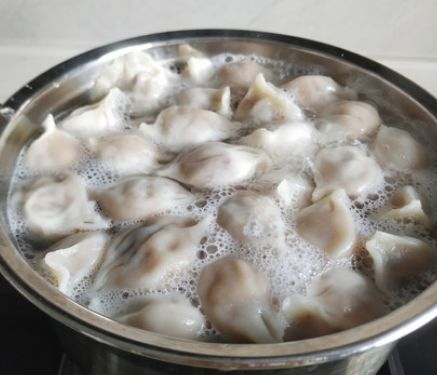 煮冻饺子冷水开水下锅都不对学会这么做饺子不粘锅不开裂