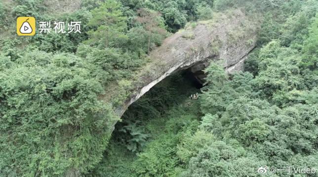 大自然的鬼斧神工!湖南有座天然石拱桥:跨度64米拱高20米_新浪新闻