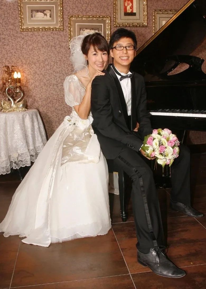 期间凭剧集《老婆大人》与同剧演员邓健泓因戏结缘,可惜两人在交往6年