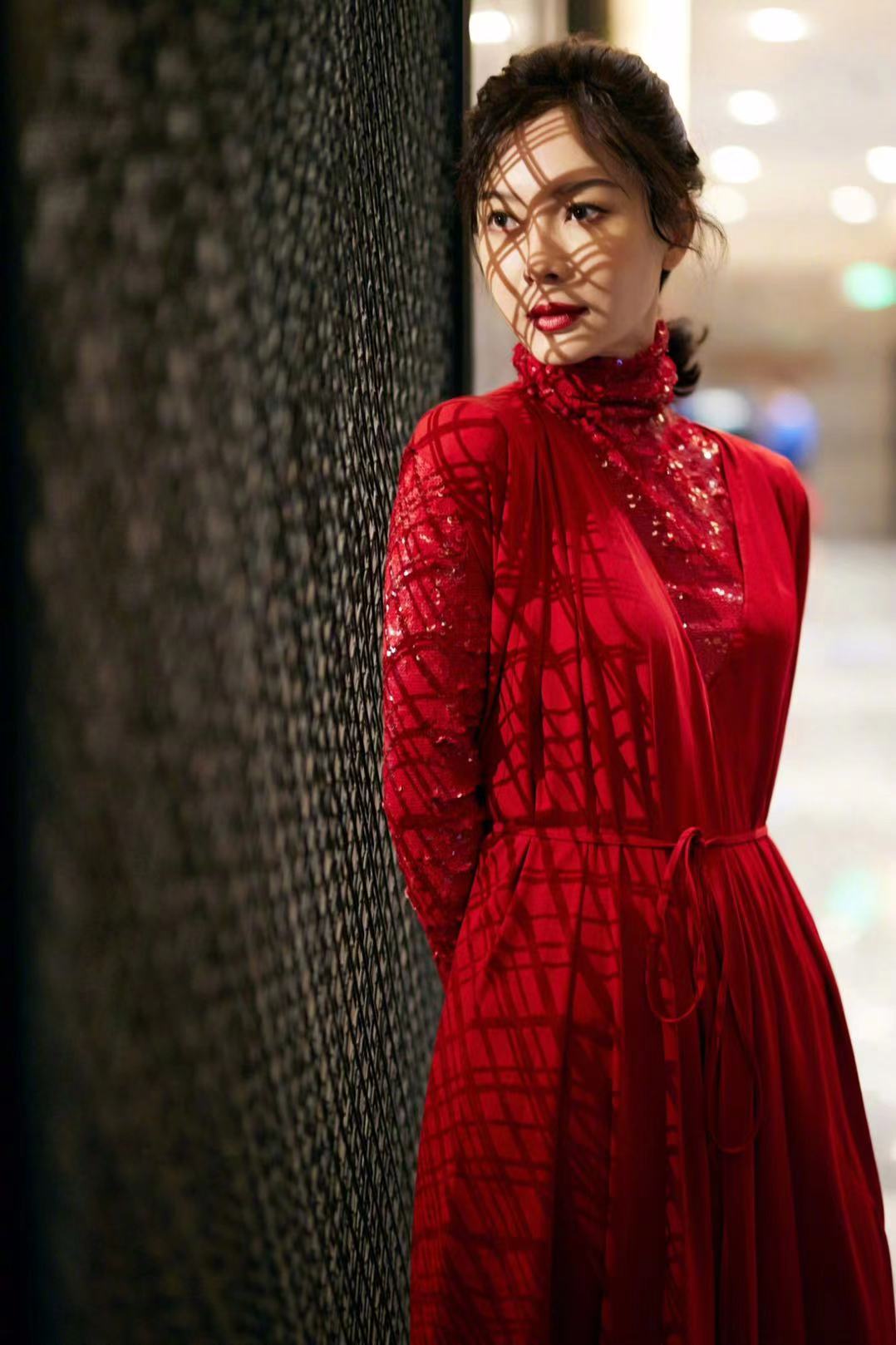 红色选陈数这一身造型用叠穿的技巧穿出高雅感