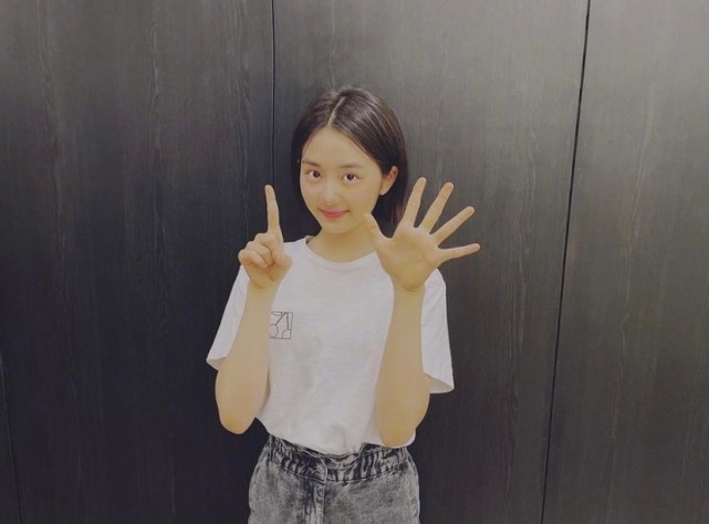 黄磊大女儿近照形象大变留齐耳短发霸气十足颜值更胜过众女星