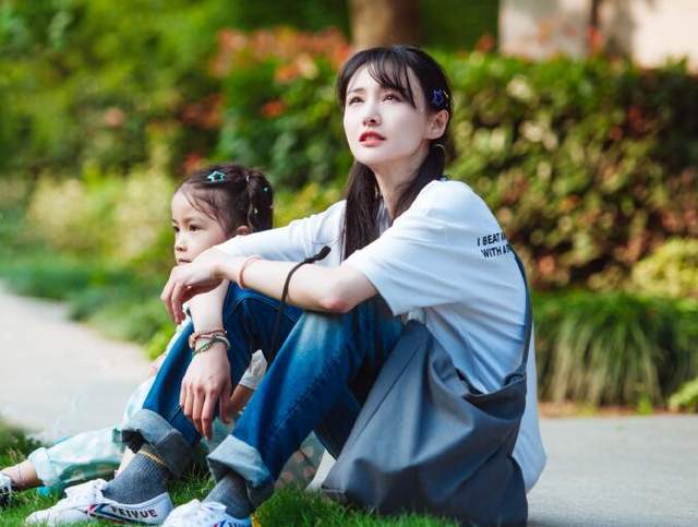 郑爽为了孩子绝不轻生频繁被造谣跳楼自杀会让母爱力量变更强