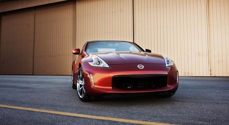 东风日产的跑车在坐车,原价60多万元日产370z跑车,只需要11111就可以