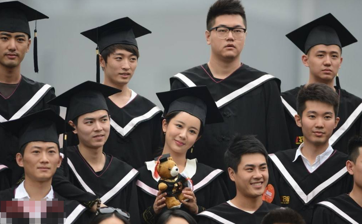 同样都是杨紫同班同学李现张一山大红大紫最帅的他却火不起来