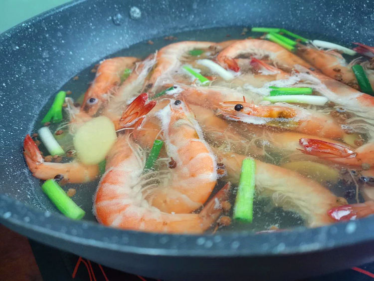 煮虾时到底用冷水还是热水原来一直做错难怪虾肉柴腥味重