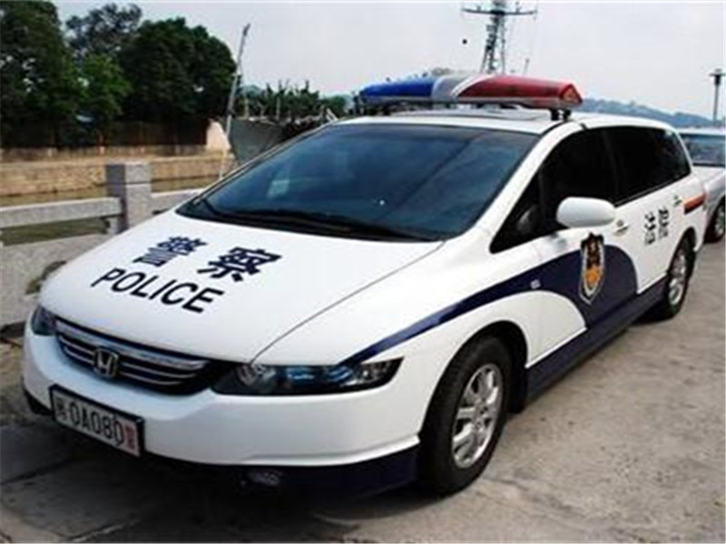 小伙花20万迈腾,将其改装成"警车",交警:想进来坐坐?